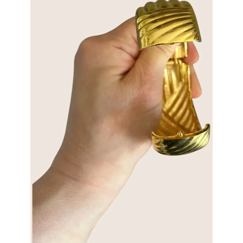 ✨ VTG 80s CHUNKY GOLD TONE RIBBED FLUTED TEXTURED CLAMPER SHRIMP BANGLE BRACELET